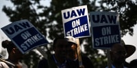 Image: Members of the United Auto Workers (UAW) Local 230 and their supporters walk the picket line